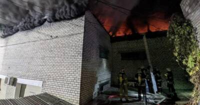 Пожар на СТО в Киеве тушили полсотни спасателей, пришлось подвозить воду