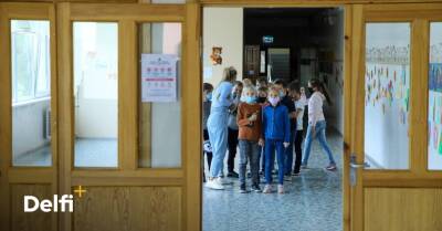 Кто будет учить детей после 15 ноября? Латвия открывает школы, но непривитых педагогов туда не пустят