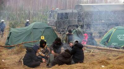 Лукашенко не исключил риски переброски оружия в лагерь мигрантов на границе