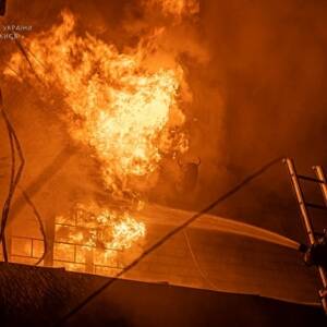 В Киеве на СТО произошел пожар: пострадал мужчина. Фото