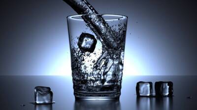 Диетолог Мосли назвал простую воду лучшим напитком для похудения