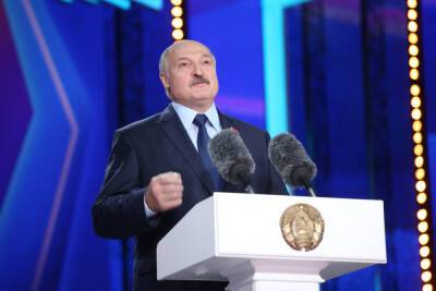 Лукашенко заявил, что в лагерь мигрантов на границе пытаются перебросить оружие