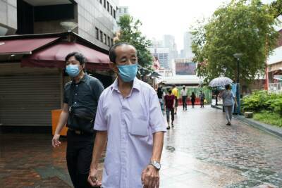 Власти Сингапура обязали непривившихся от коронавируса лечиться за свой счет