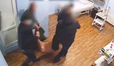 Власти Грузии показали, как Саакашвили тащили в больницу