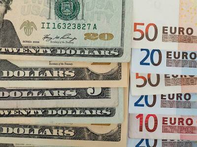 Банк России поднял официальный курс доллара на 50 копеек, евро потерял 13