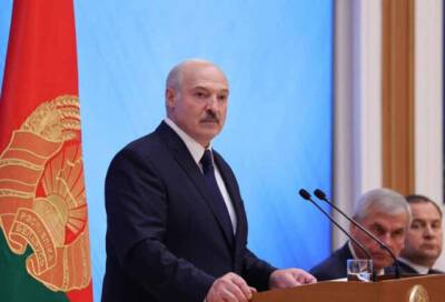 Лукашенко предупредил, что в лагерь мигрантов на границе с Польшей передают оружие