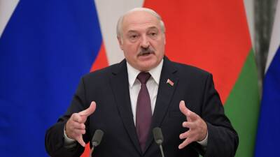 Лукашенко заявил, что мигрантам на белорусской границе перебрасывают оружие с Донбасса