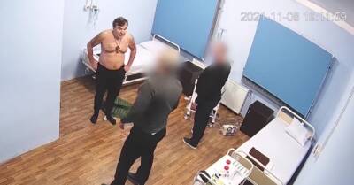 Власти Грузии показали, как силой затащили Саакашвили в палату тюремной больницы (ВИДЕО)