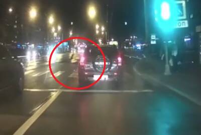 Видео: машина сбила ребенка на самокате и протащила несколько метров по асфальту в Петербурге