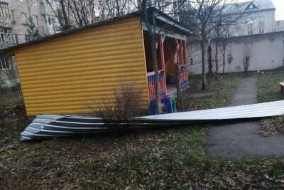 В Рыбинске на прогулочную площадку детского сада упал профлист