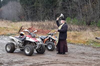 Священник освятил трассу для мотокросса в посёлке Хелюля