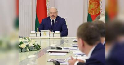 Лукашенко поскаржився Путіну на перекидання зброї з України біженцям на польському кордоні