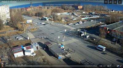 В Челябинске стоявшую на остановке женщину убило осколками машин, попавших в ДТП