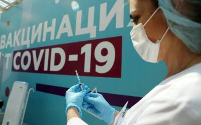 В Петербурге ввели обязательную вакцинацию от COVID-19 для пенсионеров и страдающих от хронических заболеваний
