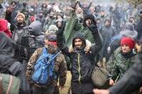 Беженцы на границе устроили масштабную драку из-за еды от ООН. Видео - vlasti.net - Белоруссия - Польша