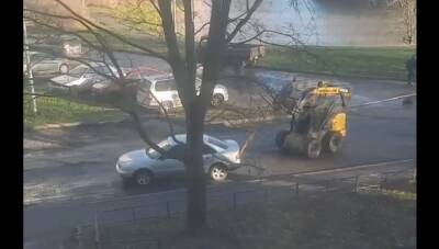 Иномарку, мешавшую дорожному ремонту в Петербурге, «перепарковали» оригинальным способом — видео
