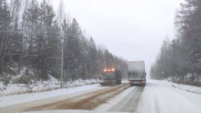 Почти 600 машин очищают нижегородские дороги от снега