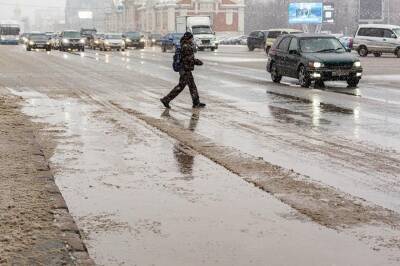 В Новосибирске дорожные рабочие укладывают асфальт в снег после запрета властей