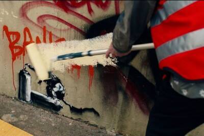 Актер Кристофер Уокен закрасил граффити Бэнкси во время съемок сериала