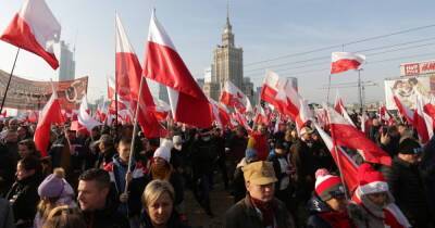 Многотысячный марш в Варшаве в Польше празднуют 103-ю годовщину независимости