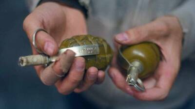 Боец ВСУ под веществами продавал на рынке боевые гранаты