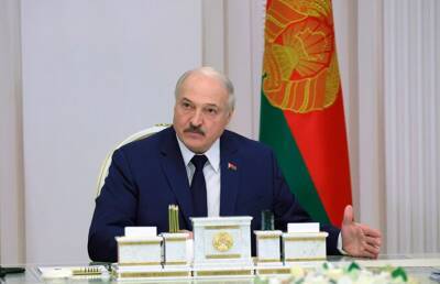 Лукашенко: Стоят, как фашисты, включают прожектора ночью, громкую связь и начинают травить. Кого – детей