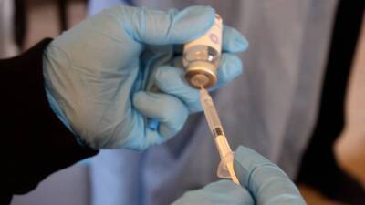 Более трети россиян сделали прививку от COVID-19
