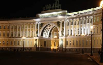 Дворцовая площадь погрузилась во мрак, уличная подсветка перестала освещать Александровский столб