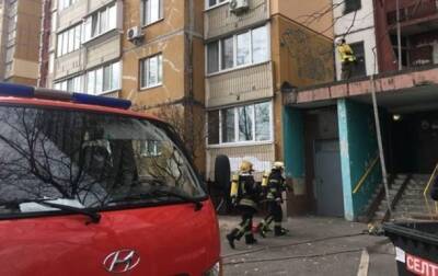 В Киеве при пожаре в многоэтажке погиб человек