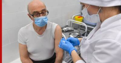 Комздраву Петербурга поручили провести вакцинацию людей старше 60 лет