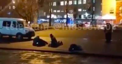 В Москве рабочие легли погреться на свежеуложенный асфальт и попали на видео