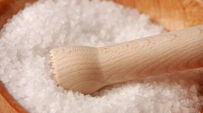 Диетолог Иртышкин посоветовал заменять соль на травы и специи