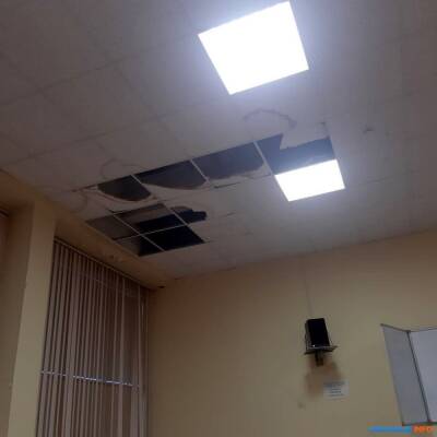 Студенты СахГУ учатся в кабинете с дырявым и протекающим потолком