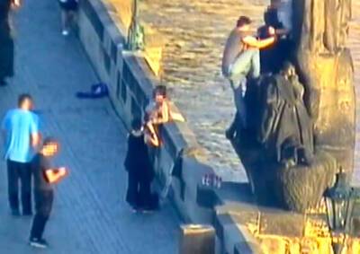 В Праге четверо иностранцев «штурмовали» скульптуру на Карловом мосту
