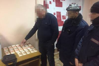 В Бурятии таксист присвоил 70 тысяч рублей, забытых пассажиром в салоне