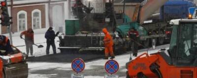 В Новосибирске дорожники продолжают укладывать асфальт в снег