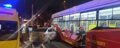 В Омске пьяный водитель стал виновником массового ДТП с трамваем, есть пострадавшие