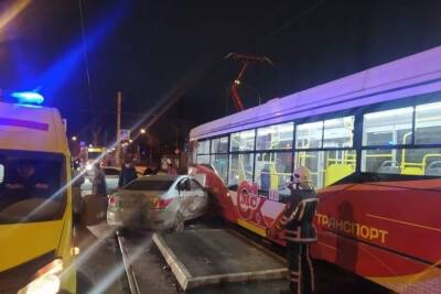 В Омске на улице Орджоникидзе нетрезвый водитель ВАЗ-2115 толкнул иномарку в трамвай