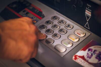 Двое мужчин украли почти 100 тысяч рублей из банкомата в Биробиджане