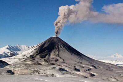 Вулкан Карымский на Камчатке выбросил столб пепла на высоту пять километров