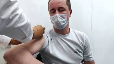 Инфекционист Шестопалов: вакцина от COVID-19 в десять раз уменьшает риск смерти при болезни