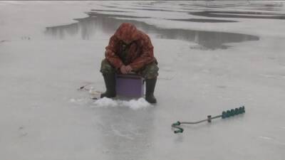 В Новосибирске спасатели МАСС сняли со льда Обского моря рыбака