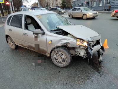 В Уфе столкнулись два встречных автомобиля: пострадал мужчина