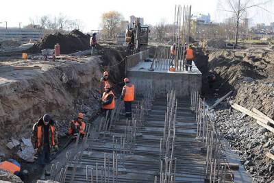 Строители нового моста на Набережной в Брянске начали монтировать опоры