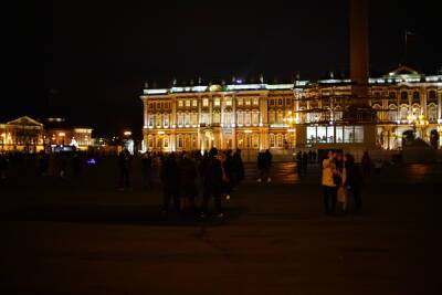 На Дворцовой площади временно отключили подсветку
