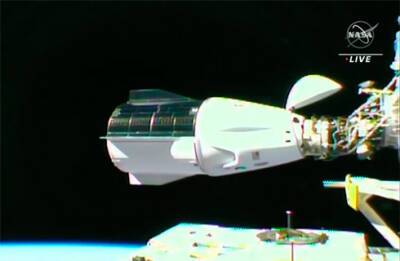 Космический корабль SpaceX Crew Dragon с астронавтами на борту успешно состыковался с МКС