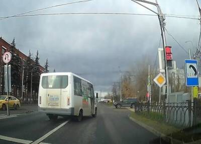 Водитель в Подмосковье вытолкал из маршрутки пассажира, который хотел оплатить картой