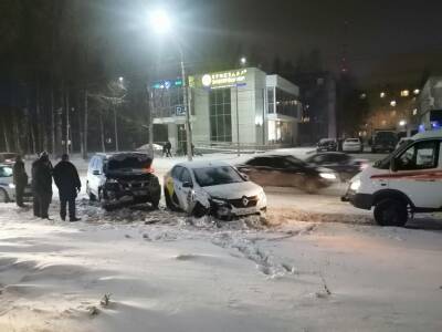 В Сыктывкаре водитель такси пытался уйти от столкновения, но врезался в другое авто