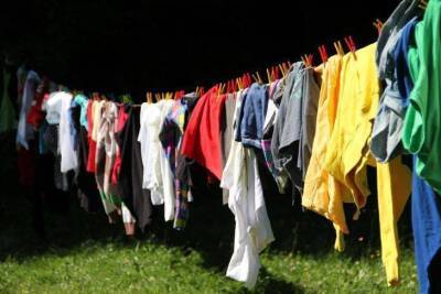 Как избавиться от заломов на одежде после стирки: рекомендации бывалых хозяек