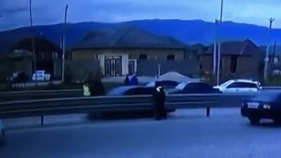 СК опубликовал видео наезда на полицейского у аэропорта Махачкалы